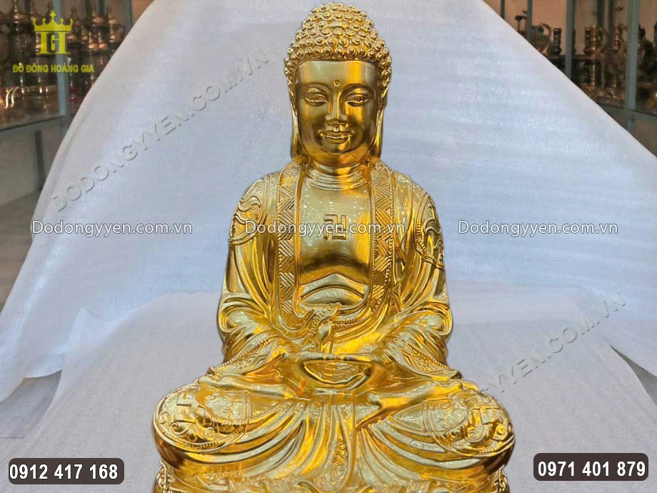 &Aacute;nh mắt Ng&agrave;i nh&igrave;n xuống như đang d&otilde;i theo, soi s&aacute;ng cho ch&uacute;ng sinh